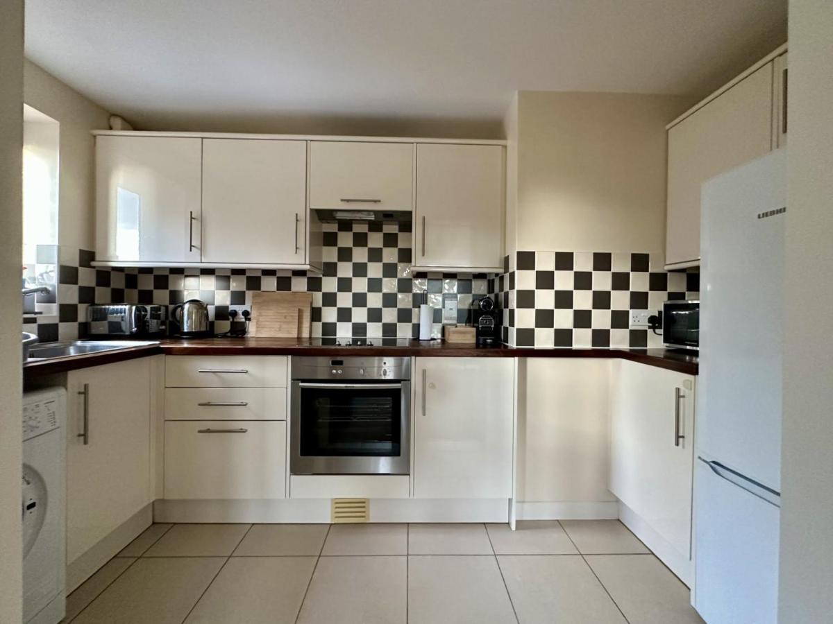 Super Next To Village Sleeps 4 Apartment Bicester