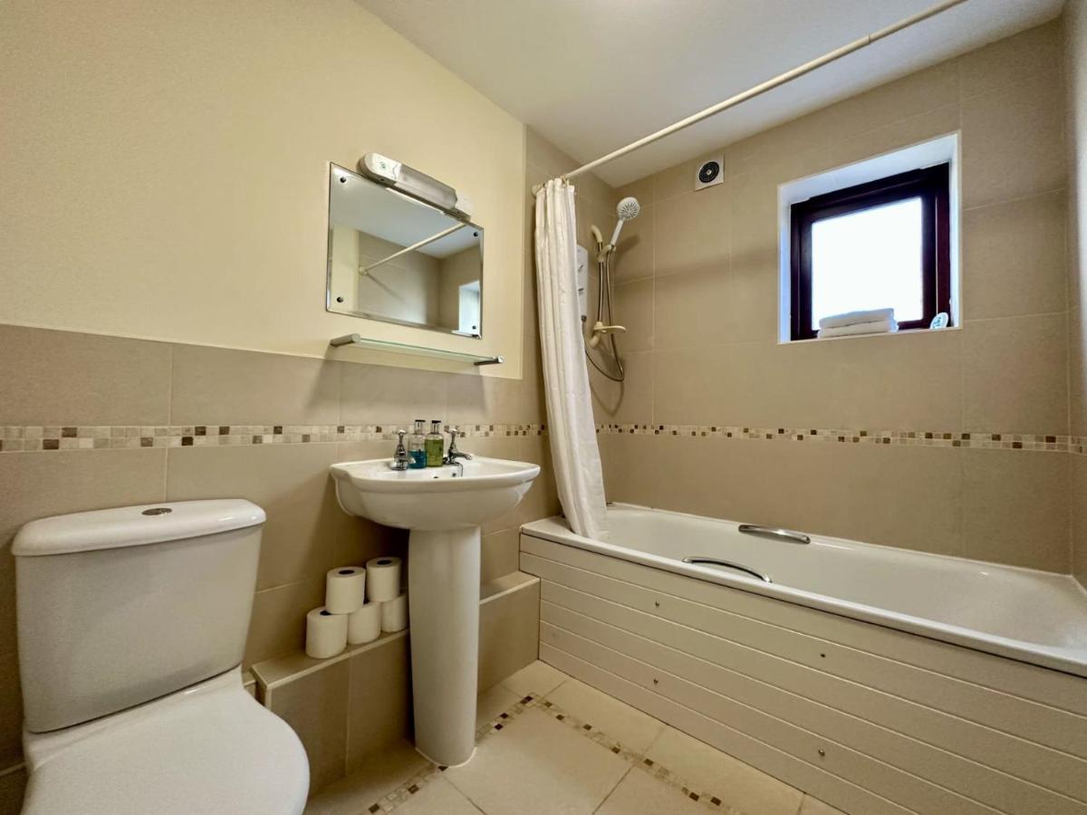 Super Next To Village Sleeps 4 Bicester