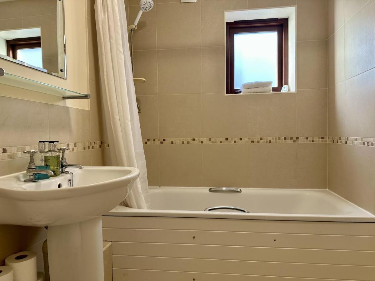 Super Next To Village Sleeps 4 * Bicester